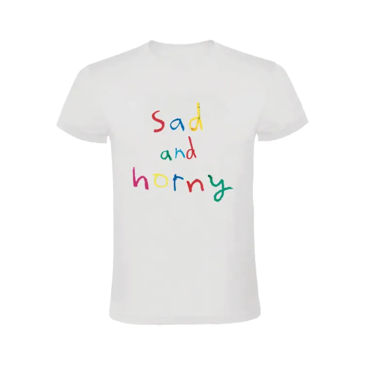 SAD AND HORNY CAMISETA