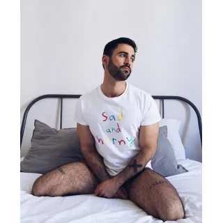 SAD AND HORNY CAMISETA