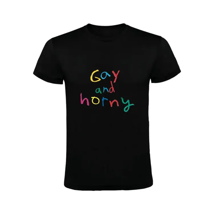 GAY AND HORNY CAMISETA